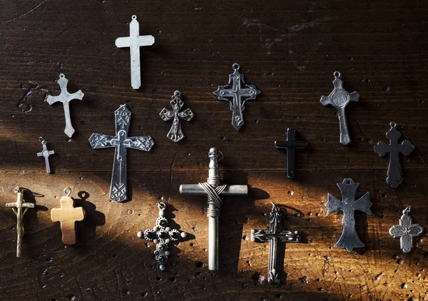 Godsdienst kruisen op houten tafel — Stockfoto