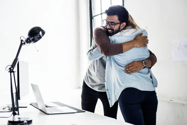 两个同事在办公室里拥抱 原来的 Photoset — 图库照片