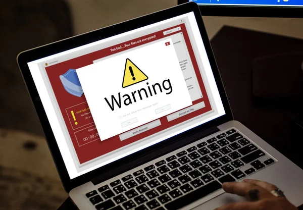Компьютер ноутбук с предупреждением о взломе всплывает — стоковое фото