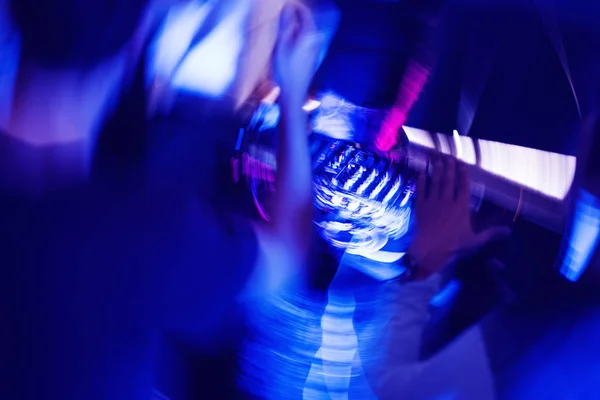 Dj lavorando alla stazione di mixer audio — Foto Stock