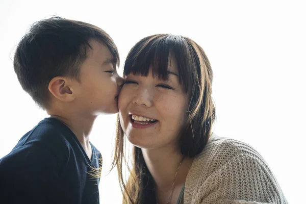 Sohn küsst Wange seiner Mutter mit Liebe — Stockfoto