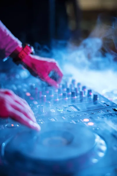 Dj trabajando en la estación del mezclador de sonido —  Fotos de Stock