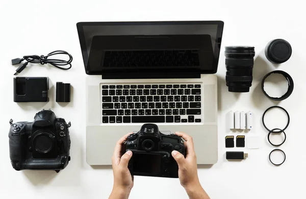 Fotograf Mit Kamera Und Laptop — Stockfoto