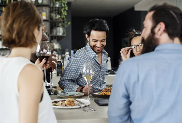 Människor har måltid tillsammans i restaurangen — Stockfoto