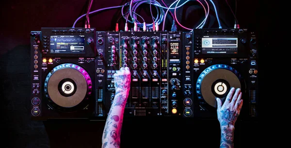 DJ arbetar på ljud mixer station — Stockfoto
