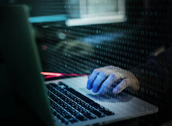 Hacker arbeiten am Computer — Stockfoto