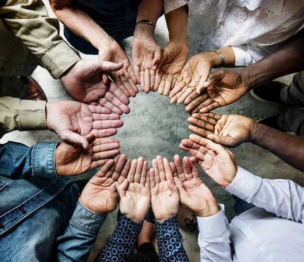 Persone che si tengono per mano — Foto Stock