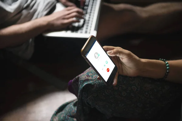 Mano con teléfono móvil —  Fotos de Stock