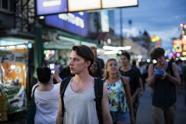 Turisté procházející se po ulici — Stock fotografie