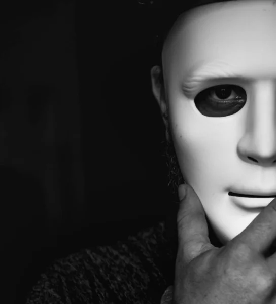 Menschen mit Maske verstecken sich — Stockfoto