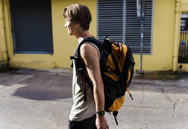 Yürüyen backpacker yan görünüm