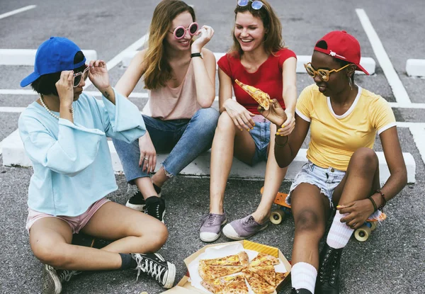 Mujeres sentadas en el suelo comiendo pizza — Foto de Stock