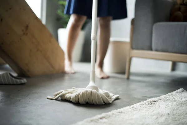 Mulher limpeza em casa com esfregona — Fotografia de Stock