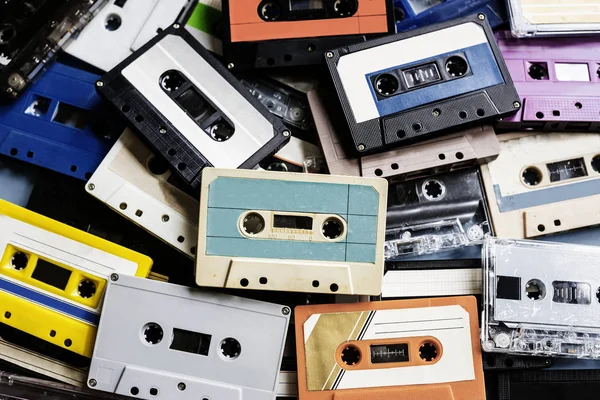 Retro-Audiokassetten auf dem Tisch — Stockfoto