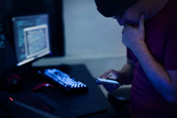 Hacker trabajando en el ordenador — Foto de Stock