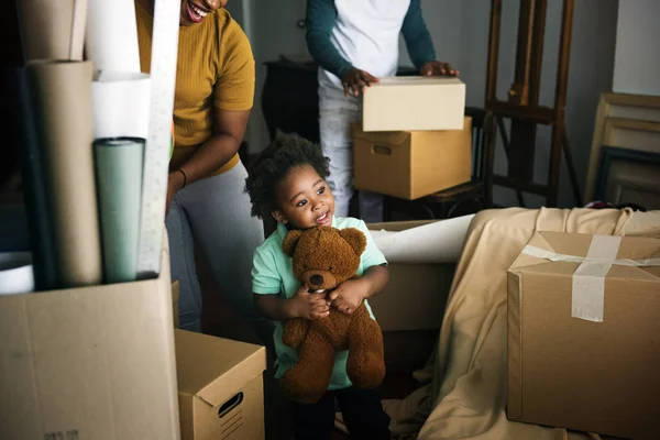 黑人家庭搬进他们的新房子 — 图库照片