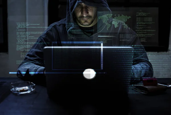 Hacker que trabaja en el delito informático cibernético — Foto de Stock