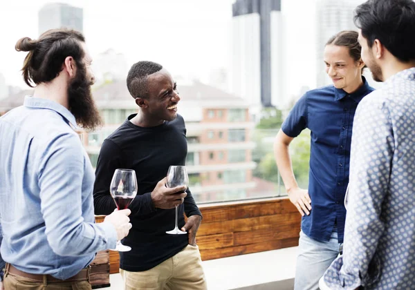 Homem de pé segurando um copo de vinho falando — Fotografia de Stock