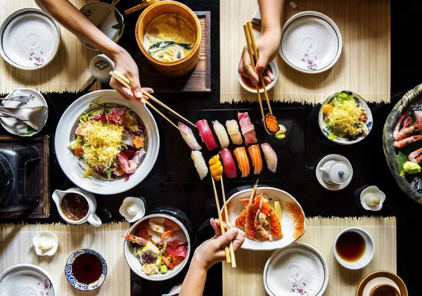 Gente comiendo en restaurante japonés —  Fotos de Stock