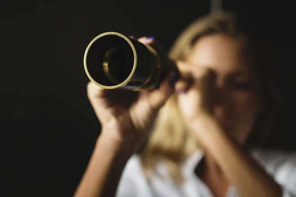 Frau benutzt Teleskopspionage — Stockfoto