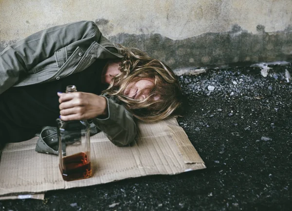 女性ホームレスのアルコール — ストック写真