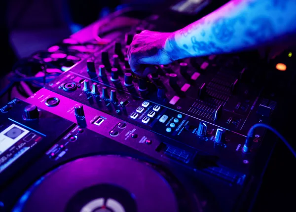 dj ses mikseri istasyonda çalışıyor