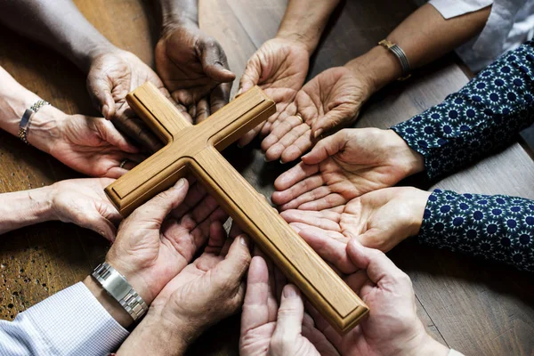 Pessoas rezando juntas — Fotografia de Stock