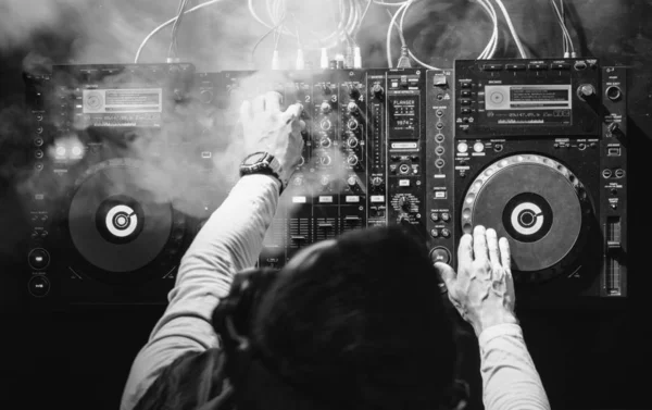 Dj trabajando en la estación del mezclador de sonido — Foto de Stock