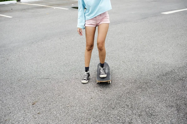 Piernas de mujer disfrutando sketeboard — Foto de Stock