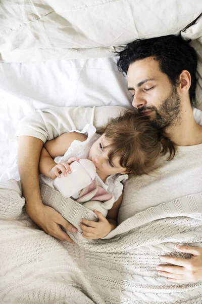 Padre e hija durmiendo — Foto de Stock