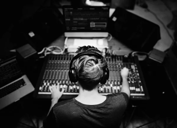 Dj lavorando alla stazione di mixer audio — Foto Stock