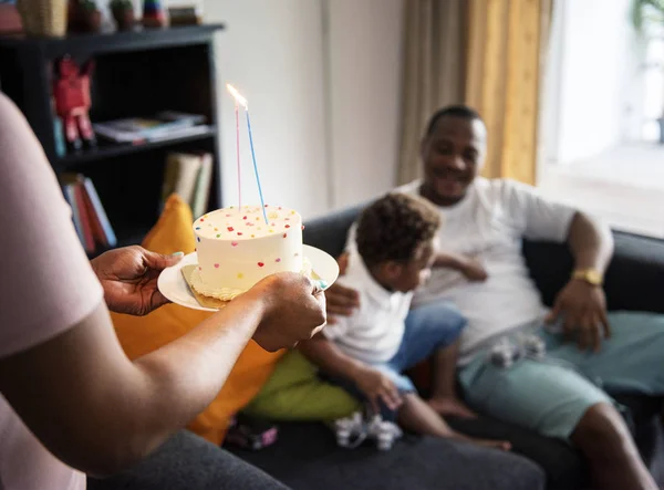 Mamma che porta torta di compleanno al suo bambino — Foto Stock