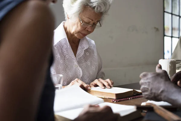 Mujer mayor rezando — Foto de Stock