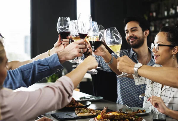 La gente applaude un bicchiere di vino insieme — Foto Stock