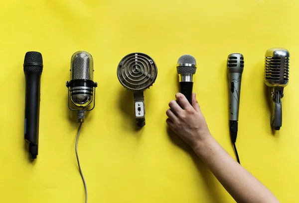 Microphones Portatifs Sur Fond Jaune — Photo