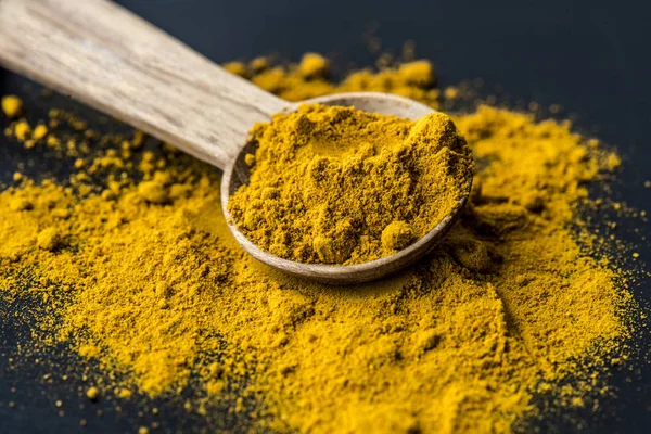 Tumeric toz baharat bir kaşık, orijinal Tarih closeup photoset