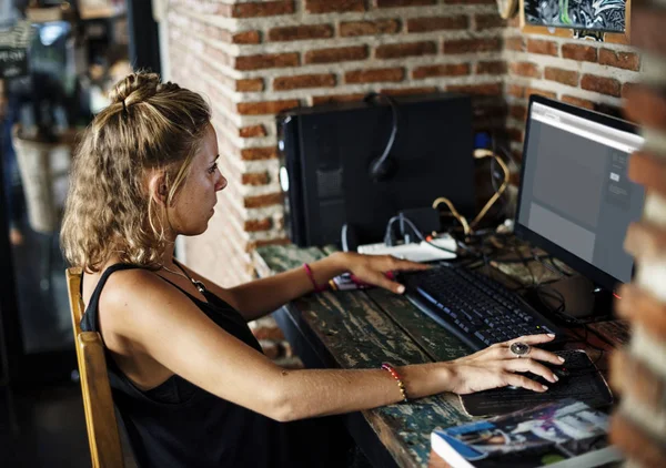 Καυκάσιος γυναίκα κάθεται χρησιμοποιώντας υπολογιστή — Φωτογραφία Αρχείου