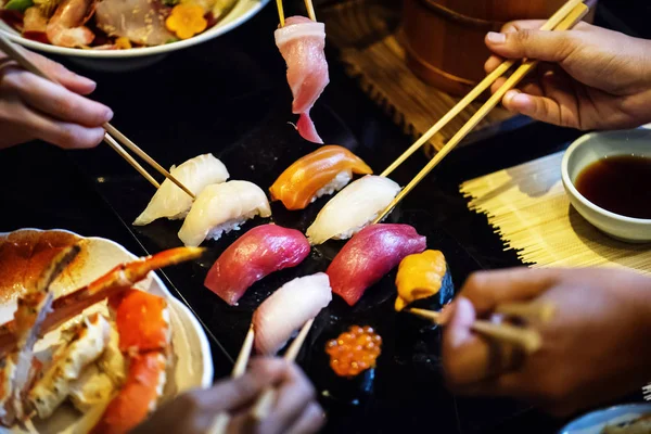 Gente comiendo en restaurante japonés —  Fotos de Stock