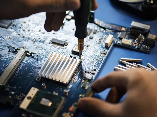 Hands repairing mainboard — Stock Photo, Image