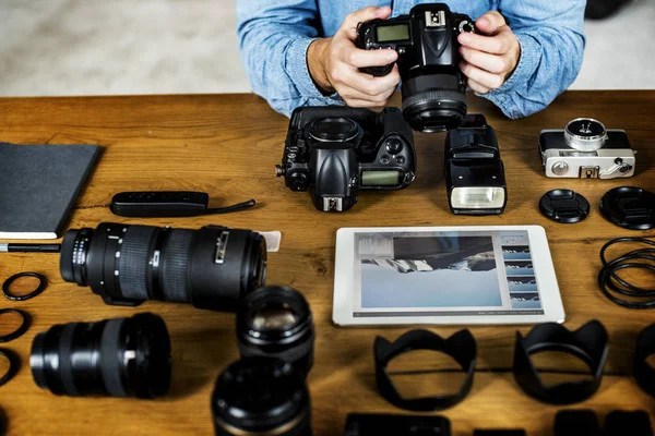 Fotograf Mit Kamera Und Tablet — Stockfoto