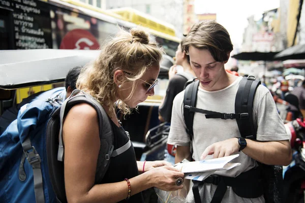 Turistas casal verificando no mapa — Fotografia de Stock