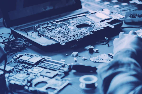 Technician repairing mainboard — Stock Photo, Image