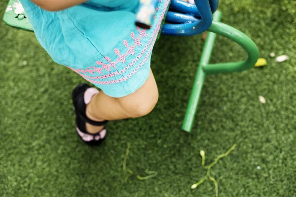 Criança brincando no playground — Fotografia de Stock