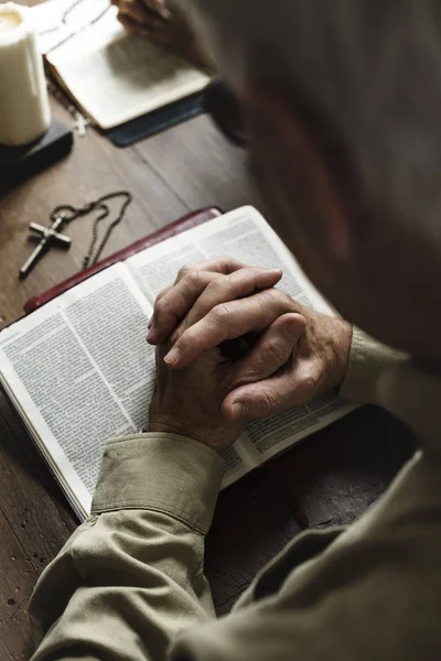 Человек, читающий Святую Библию — стоковое фото