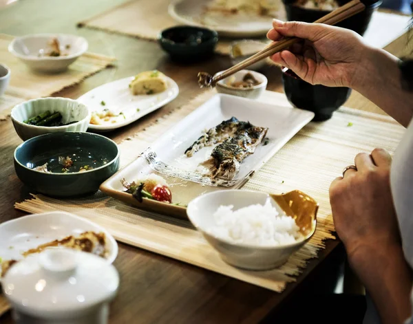 Comida japonesa puesta en la mesa —  Fotos de Stock