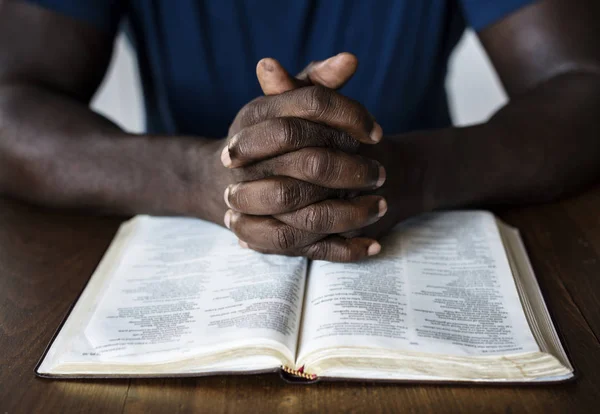 Persona leyendo el libro de la Sagrada Biblia —  Fotos de Stock