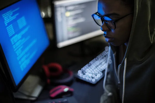 Hacker hacking a cyberspace network — Stock Photo, Image