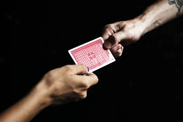 Människor händer som håller kortet — Stockfoto