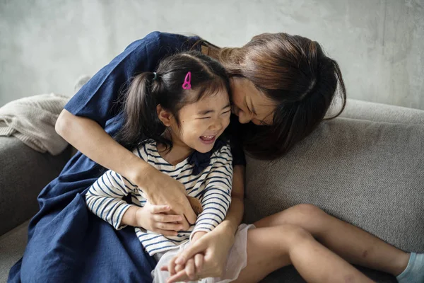 Mor och dotter leker tillsammans — Stockfoto