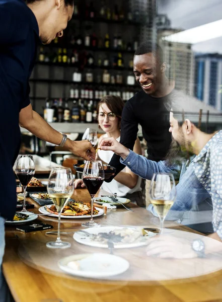 Människor har måltid tillsammans i restaurangen — Stockfoto